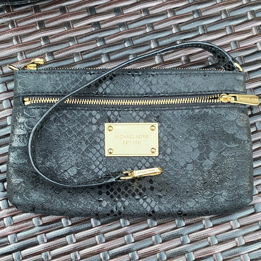 👑Michael Kors Black Snake Print Wristlet
